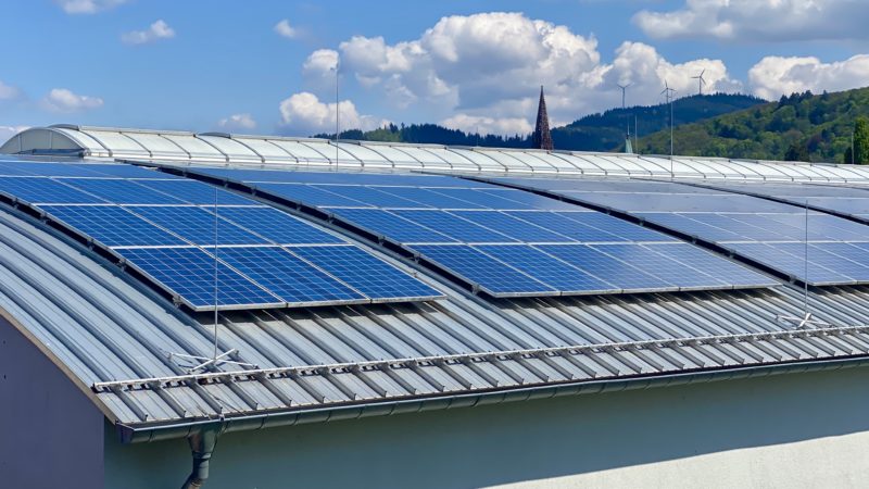 Solaranlage auf dem Dach der Turnhalle des Rotteckgymnasiums
