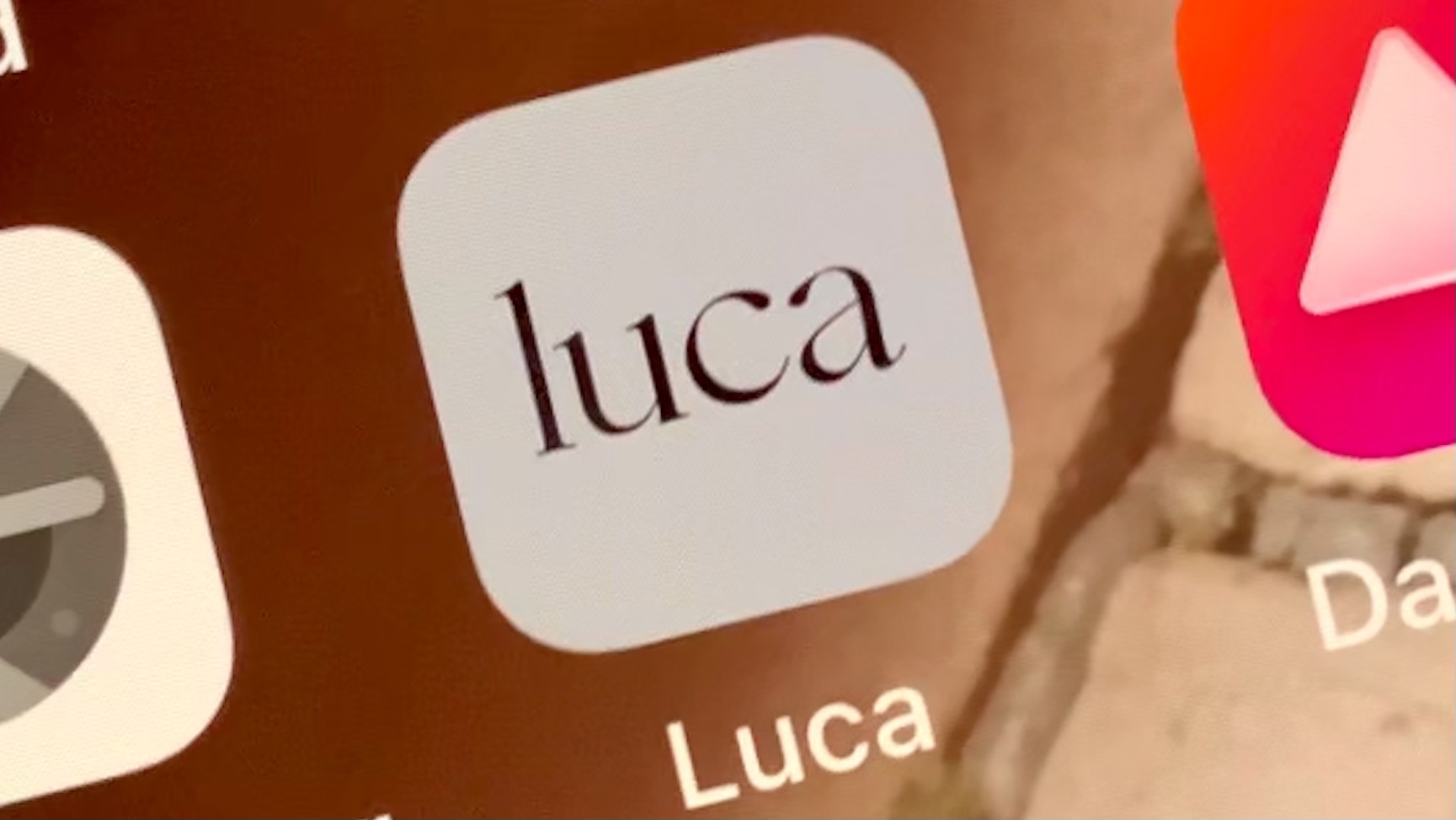 Logo der luca-App auf einem Smartphone