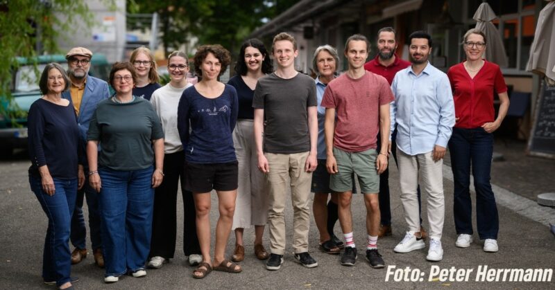 Gruppenfoto der 13 Gemeiderät*innen der Grünen im Freiburger Gemeinderat